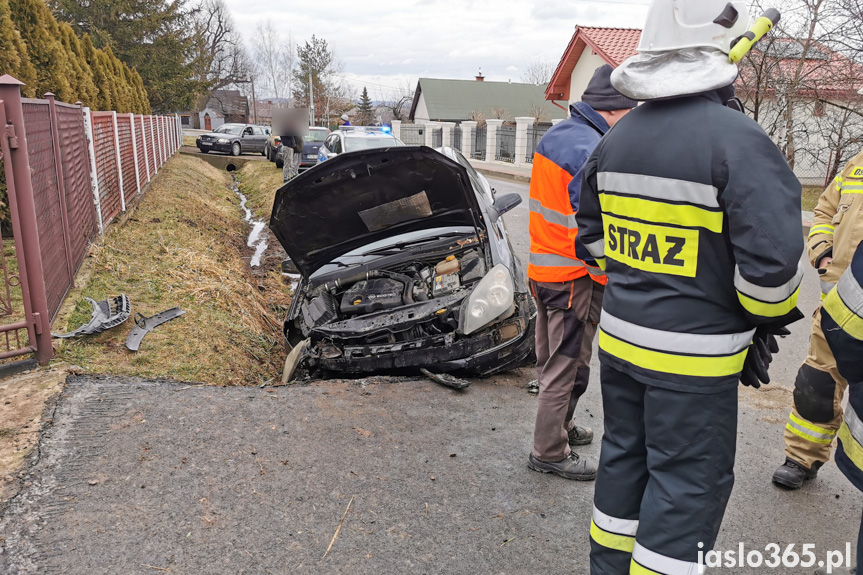 Samoklęski. Kierująca uderzyła w betonowy przepust