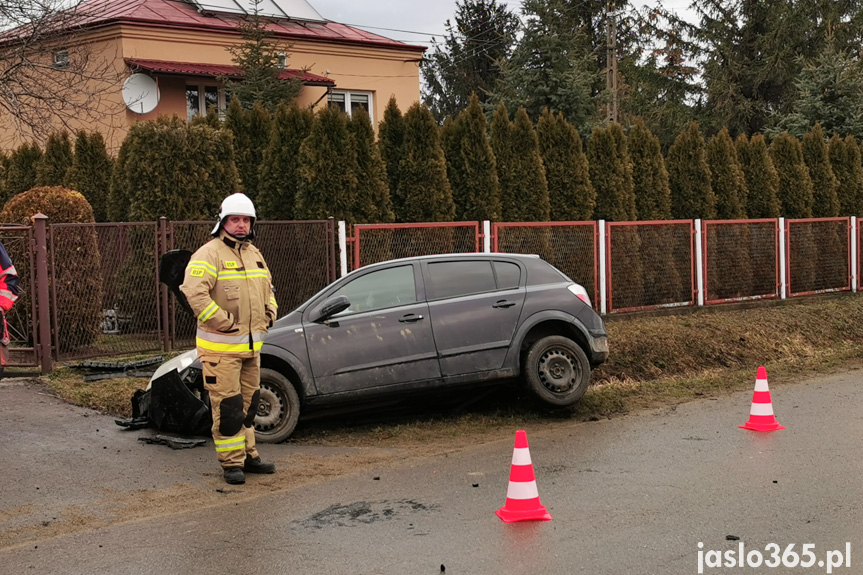 Samoklęski. Kierująca uderzyła w betonowy przepust