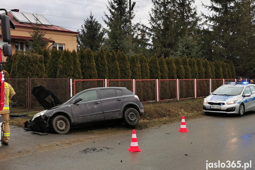 Samoklęski. Kierująca uderzyła w betonowy przepust