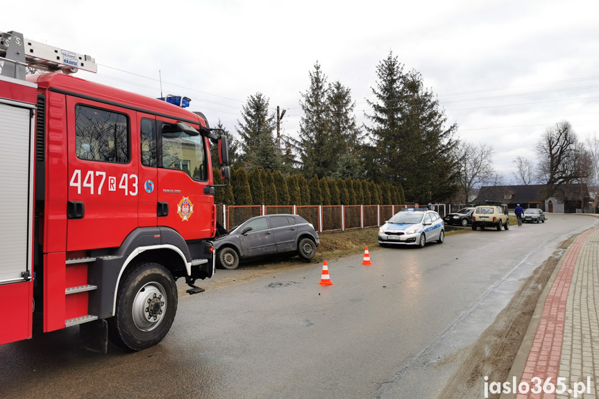 Samoklęski. Kierująca uderzyła w betonowy przepust