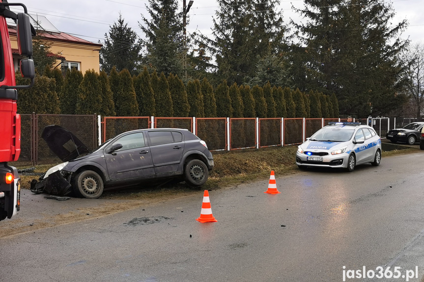 Samoklęski. Kierująca uderzyła w betonowy przepust