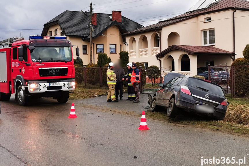 Samoklęski. Kierująca uderzyła w betonowy przepust