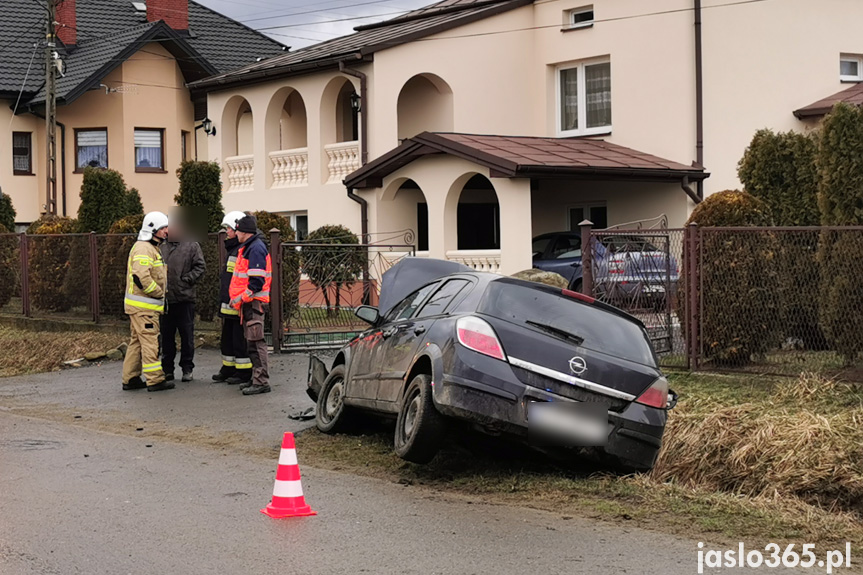 Samoklęski. Kierująca uderzyła w betonowy przepust
