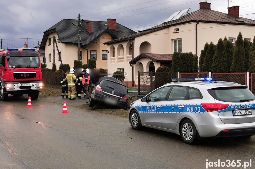 Samoklęski. Kierująca uderzyła w betonowy przepust