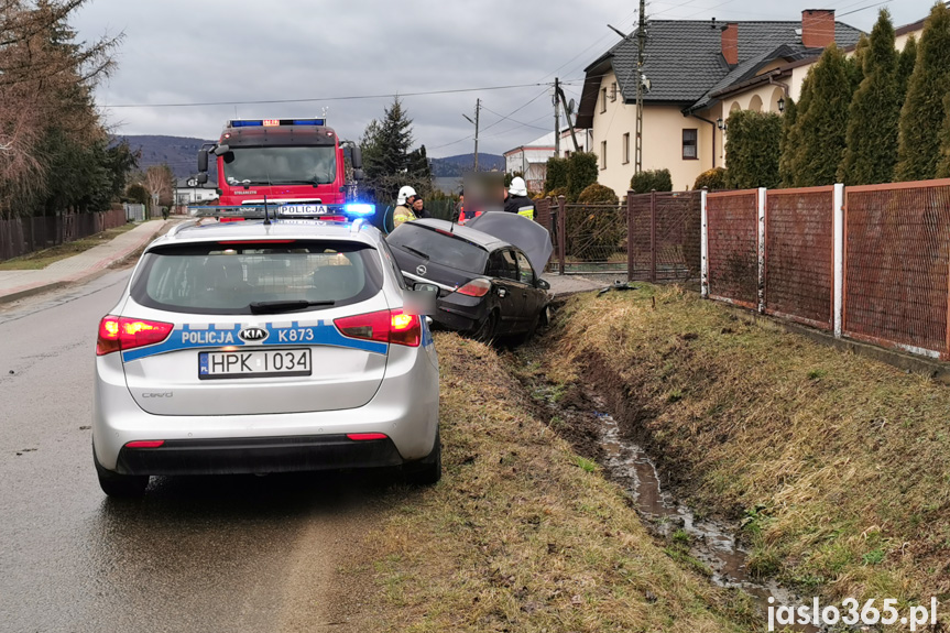 Samoklęski. Kierująca uderzyła w betonowy przepust