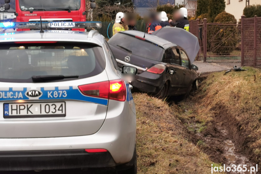 Samoklęski. Kierująca uderzyła w betonowy przepust