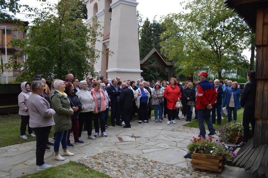 Seniorzy na wycieczce w Krynicy Górskiej