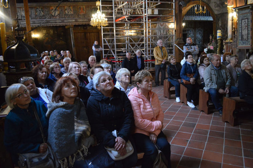 Seniorzy na wycieczce w Krynicy Górskiej