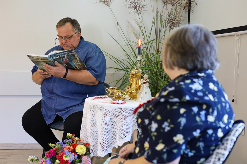 Seniorzy z Trzcinicy czytali "Nad Niemnem"