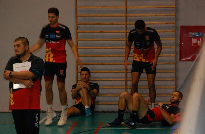 Siatkówka. II liga mężczyzn. MKS MOSiR Jasło - AKS V LO Rzeszów 3-0