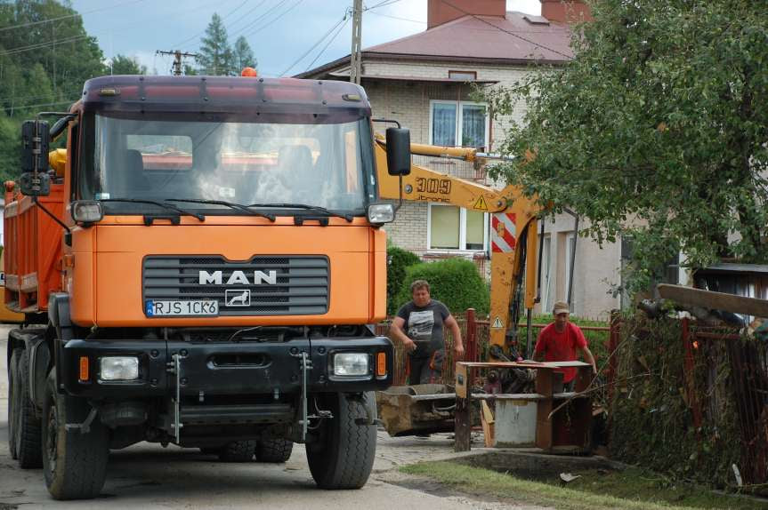 Sprzątanie po niszczycielskim żywiole w Trzcinicy