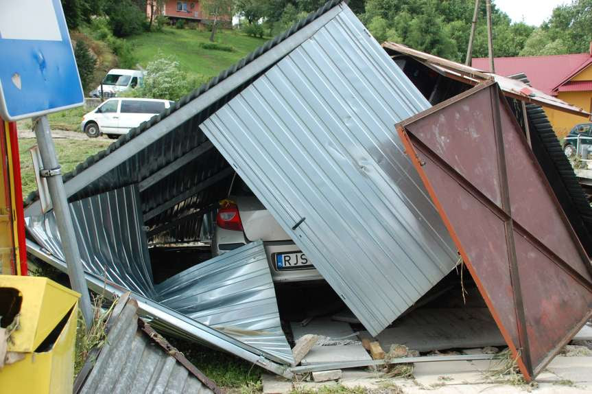 Sprzątanie po niszczycielskim żywiole w Trzcinicy