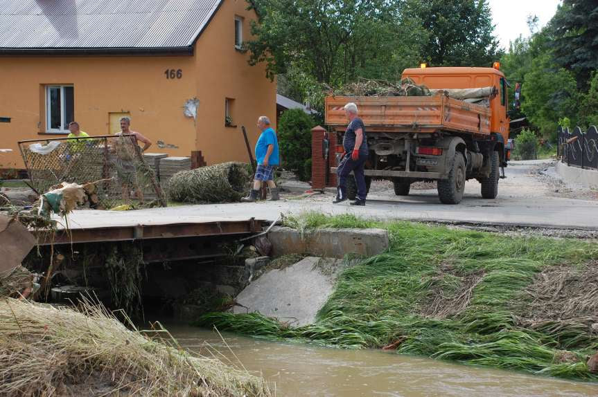 Sprzątanie po niszczycielskim żywiole w Trzcinicy