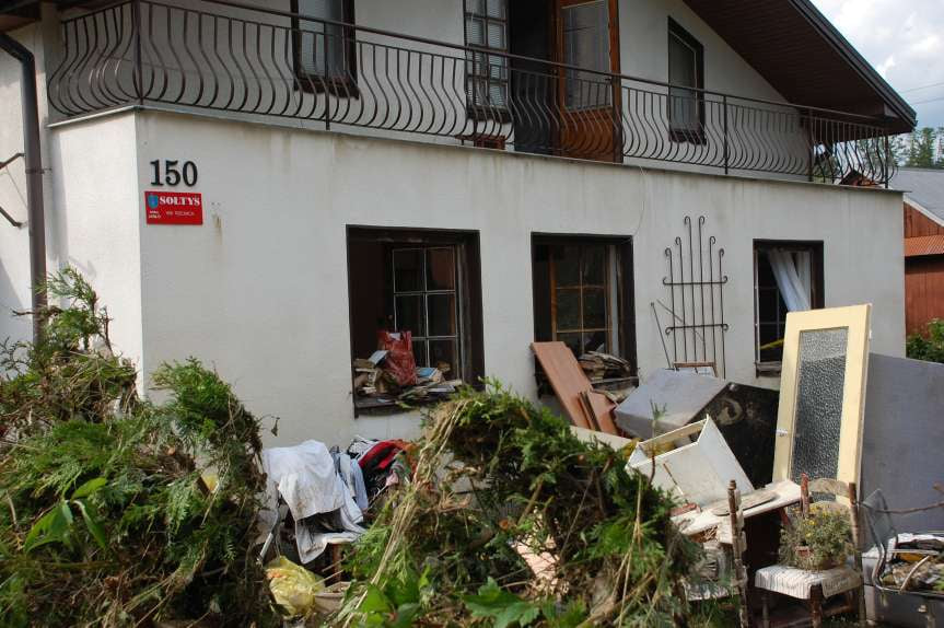 Sprzątanie po niszczycielskim żywiole w Trzcinicy