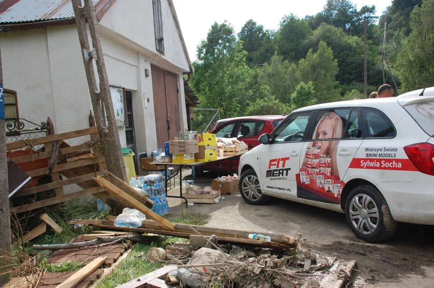Sprzątanie po niszczycielskim żywiole w Trzcinicy