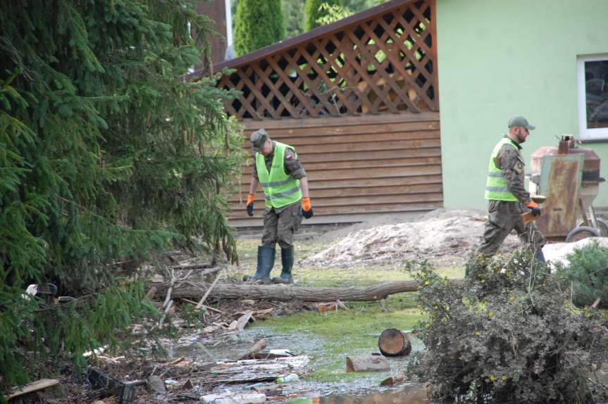 Sprzątanie po niszczycielskim żywiole w Trzcinicy