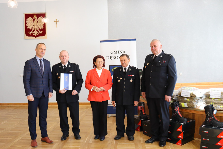 Strażacy z gminy Dębowiec otrzymali nowy sprzęt