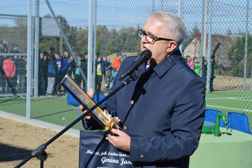 Szkoła Podstawowa w Osobnicy ma wielofunkcyjne boisko 