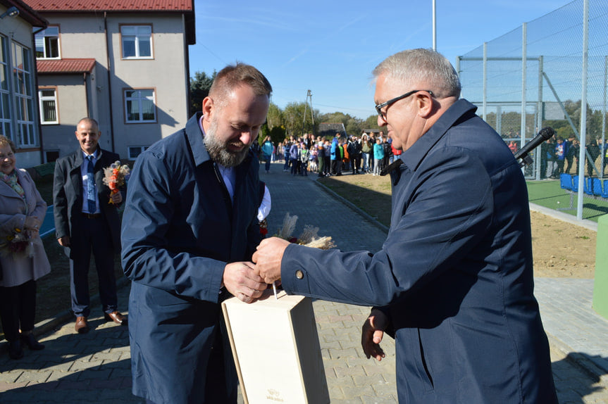 Szkoła Podstawowa w Osobnicy ma wielofunkcyjne boisko 