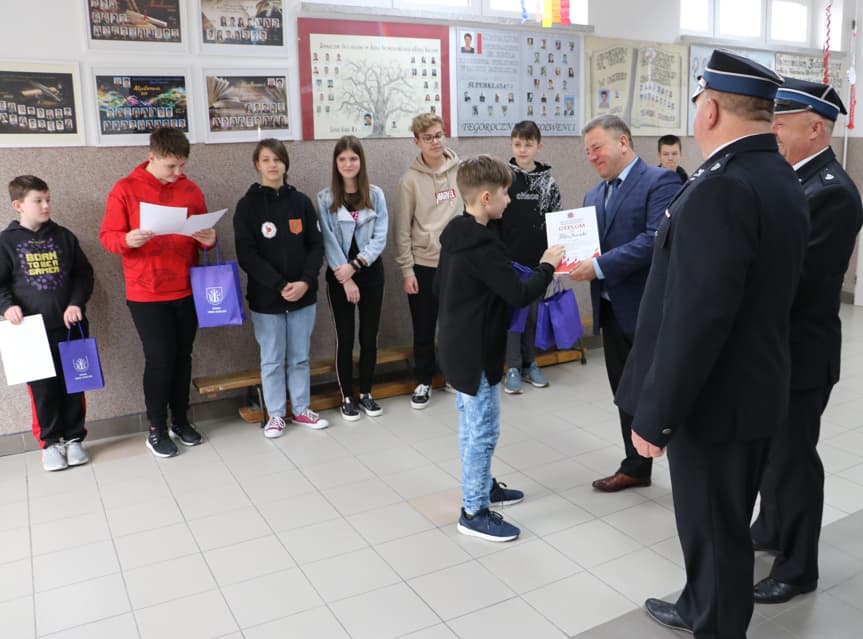 Wręczenie nagród za udział w Ogólnopolskim Strażackim Konkursie Plastycznym