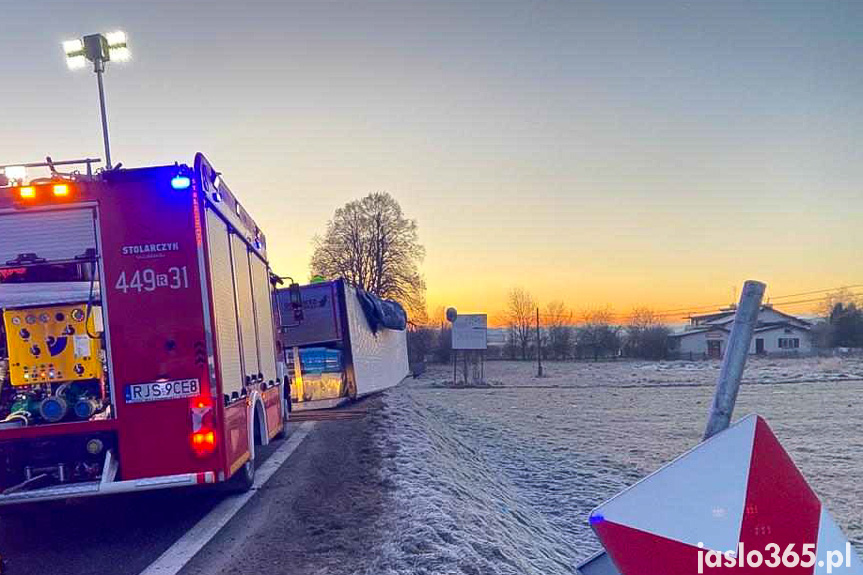 Wypadek samochodu ciężarowego w Krajowicach
