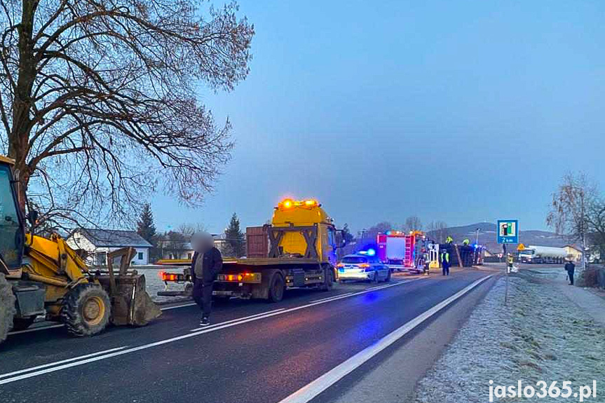 Wypadek samochodu ciężarowego w Krajowicach