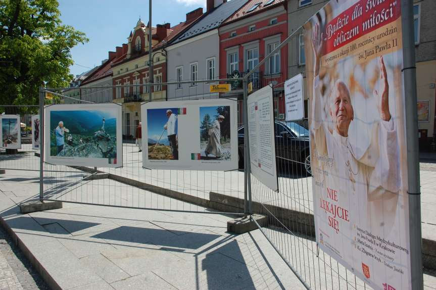 Wystawa w Jaśle z okazji setnej rocznicy urodzin Jana Pawwła II