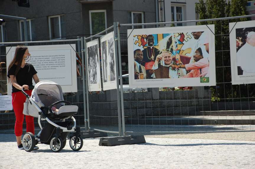 Wystawa w Jaśle z okazji setnej rocznicy urodzin Jana Pawwła II