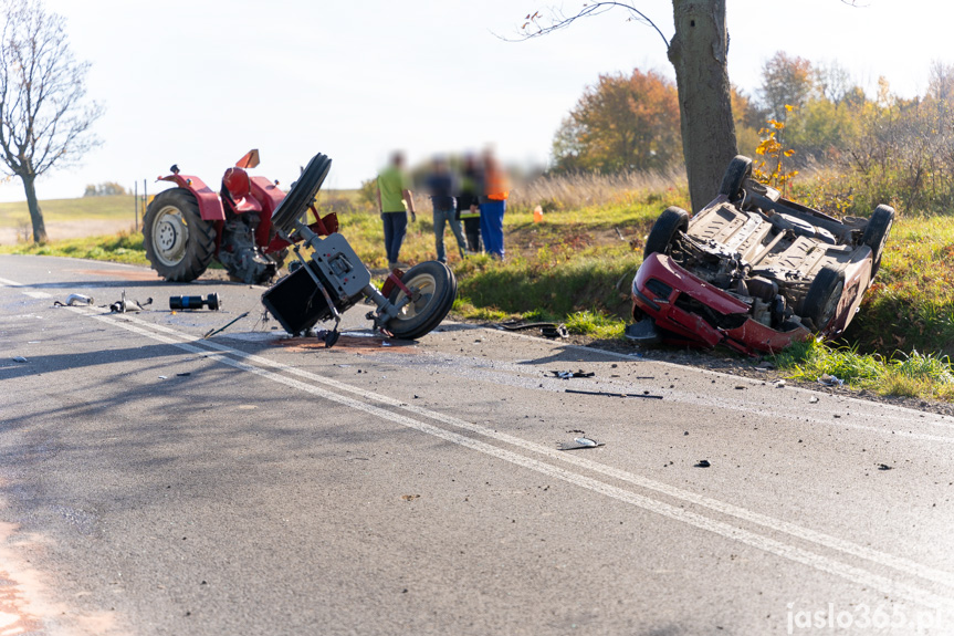 Zderzenie samochodu osobowego z ciągnikiem w Samoklęskach