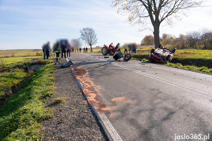 Zderzenie samochodu osobowego z ciągnikiem w Samoklęskach