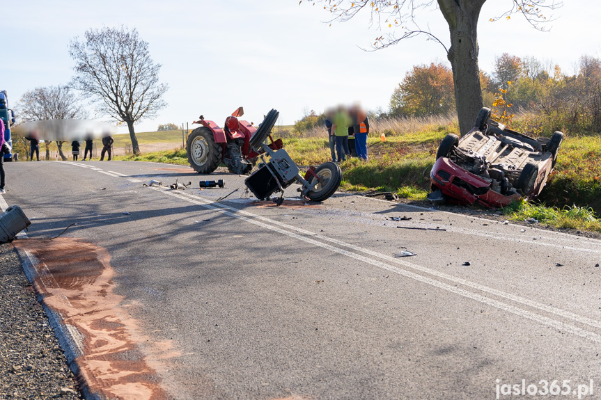 Zderzenie samochodu osobowego z ciągnikiem w Samoklęskach