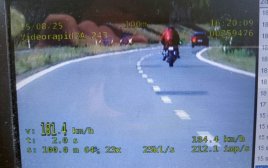 181 km/h w miejscu z limitem 100. Motocyklista stanie przed sądem