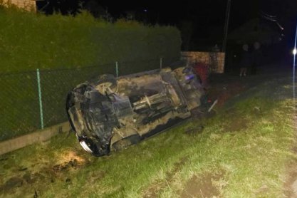 19-latek z promilami dachował volkswagenem. Obok siedziała nietrzeźwa 18-latka