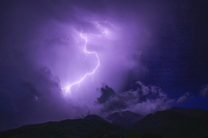 Alert pogodowy dla Podkarpacia.  Silny wiatr, ulewy i możliwy grad