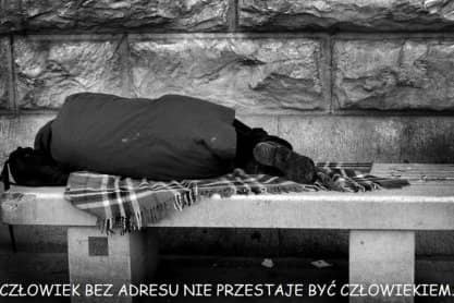 Apel jasielskiej policji: pamiętajmy o bezdomnych - nie przechodźmy obok nich obojętnie