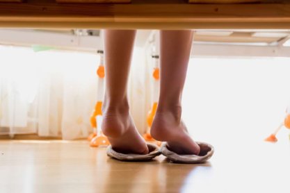 Był poszukiwany. Ukrywał się pod łóżkiem
