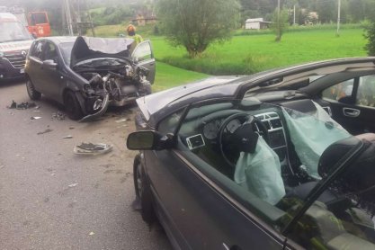 Czołowe zderzenie dwóch samochodów w Jabłonicy