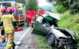 Czołowe zderzenie osobówki z ciężarówką. Jedna osoba zakleszczona w pojeździe
