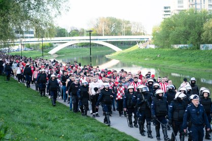 Derby Rzeszowa. Przemarsz kibiców Resovii pod stadion miejski [ZDJĘCIA]