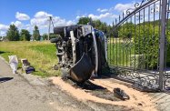 Dostawczym busem wypadł z drogi i uszkodził ogrodzenie