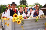 Dożynkowy objazd z wieńcem ulicami Głowienki