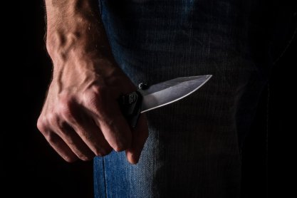 Dramatyczny finał interwencji w Wyszatycach. Policjant ugodzony nożem
