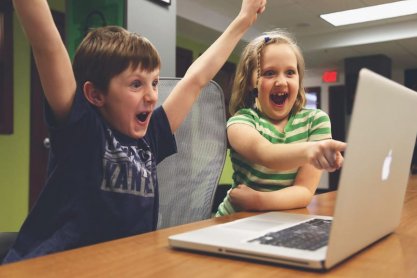 Dzieci i młodzież otrzymały laptopy i komputery