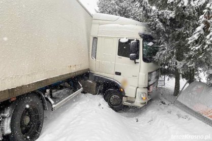 Fatalne warunki na drogach. W Iskrzyni tir uderzył w ogrodzenie