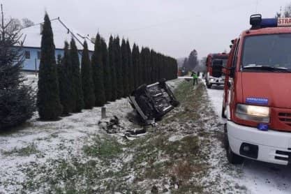 Ford dachował w Niegłowicach. Trzy osoby przewiezione do szpitala