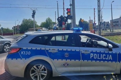 Groźny incydent z udziałem traktorzysty. Najechał na zamykające się rogatki