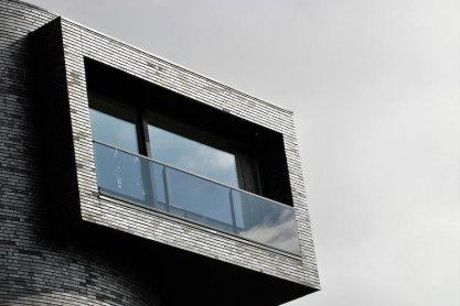 Jak osłonić balkon przed słońcem?