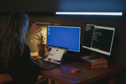 Jak podłączyć dwa monitory do laptopa? Instrukcja