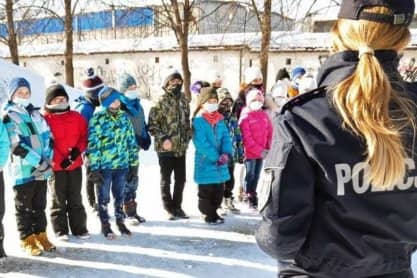 Jasło. Policjanci i strażacy o bezpiecznym zimowym wypoczynku dzieci