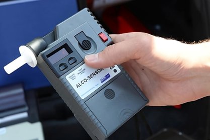 Jazda na podwójnym gazie zakończona w rowie